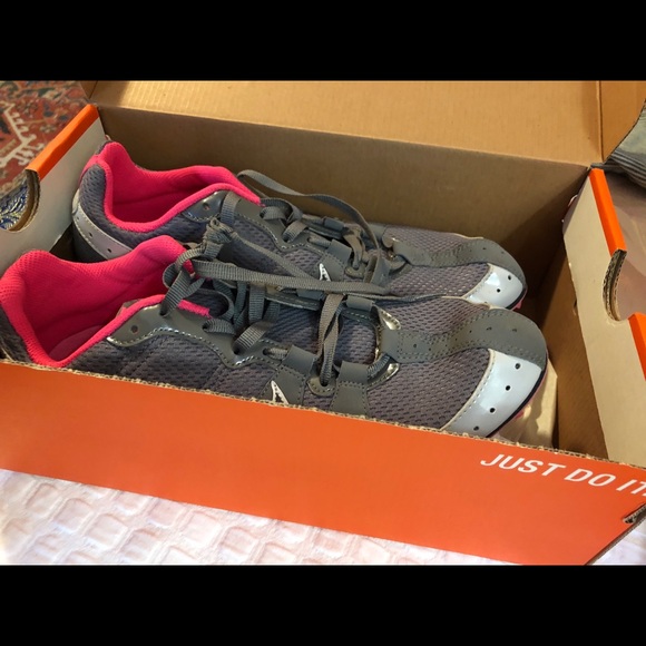 NEW 💗 Nike Track Sneakers - Picture 4 of 5